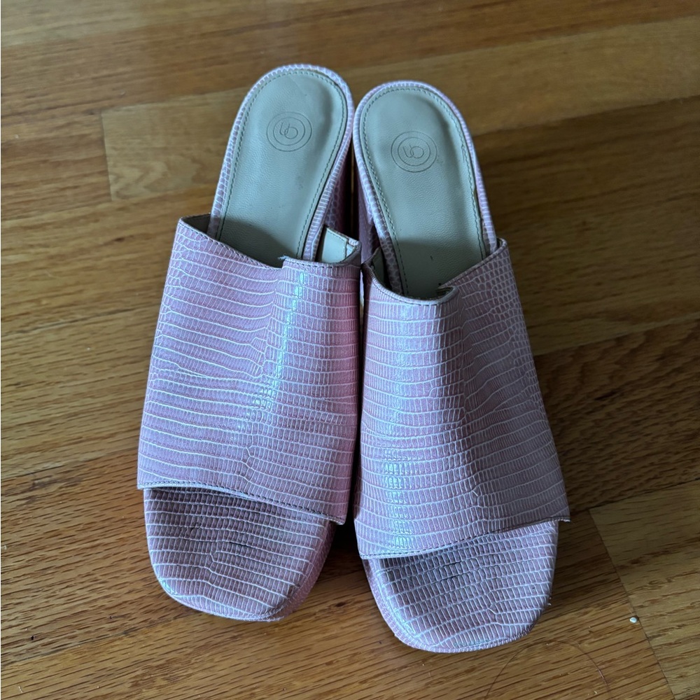 Urban Outfitters Gigi pink mule
